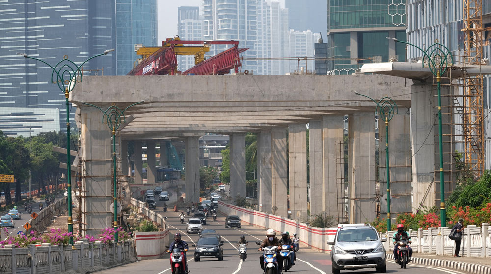 <p>Suasana pengerjaan jalur kereta ringan (LRT) Jakarta jurusan Cawang-Dukuh Atas di samping Waduk Setiabudi, Jakarta, Rabu, 22 Juli 2020. Hingga awal Juli 2020, pengerjaan proyek mencapai 72,51 persen atau bertambah 1 persen dari bulan sebelumnya. LRT Jabodebek nantinya akan terkoneksi dengan kawasan terpadu TOD yang menggabungkan transportasi MRT, Kereta Commuter Line, dan bus TransJakarta yang ditargerkan siap beroperasi secara komersial pada Juni 2022. Foto: Ismail Pohan/TrenAsia</p>