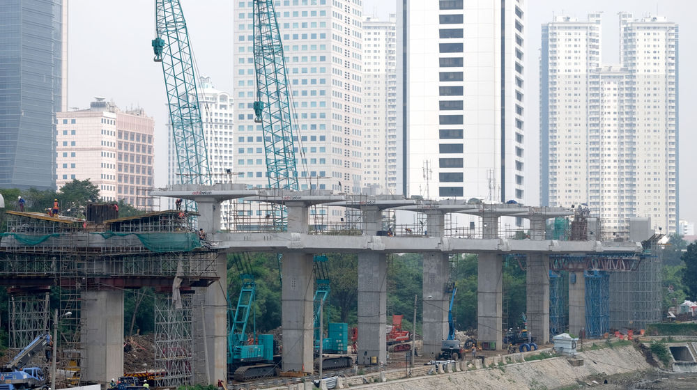 <p>Suasana pengerjaan jalur kereta ringan (LRT) Jakarta jurusan Cawang-Dukuh Atas di samping Waduk Setiabudi, Jakarta, Rabu, 22 Juli 2020. Hingga awal Juli 2020, pengerjaan proyek mencapai 72,51 persen atau bertambah 1 persen dari bulan sebelumnya. LRT Jabodebek nantinya akan terkoneksi dengan kawasan terpadu TOD yang menggabungkan transportasi MRT, Kereta Commuter Line, dan bus TransJakarta yang ditargerkan siap beroperasi secara komersial pada Juni 2022. Foto: Ismail Pohan/TrenAsia</p>