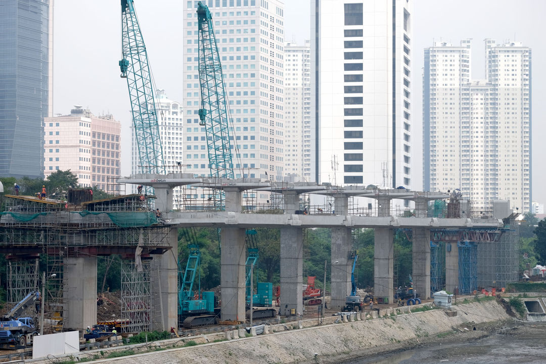 <p>Suasana pengerjaan jalur kereta ringan (LRT) Jakarta jurusan Cawang-Dukuh Atas di samping Waduk Setiabudi, Jakarta, Rabu, 22 Juli 2020. Hingga awal Juli 2020, pengerjaan proyek mencapai 72,51 persen atau bertambah 1 persen dari bulan sebelumnya. LRT Jabodebek nantinya akan terkoneksi dengan kawasan terpadu TOD yang menggabungkan transportasi MRT, Kereta Commuter Line, dan bus TransJakarta yang ditargerkan siap beroperasi secara komersial pada Juni 2022. Foto: Ismail Pohan/TrenAsia</p>
