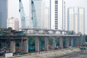 <p>Suasana pengerjaan jalur kereta ringan (LRT) Jakarta jurusan Cawang-Dukuh Atas di samping Waduk Setiabudi, Jakarta, Rabu, 22 Juli 2020. Hingga awal Juli 2020, pengerjaan proyek mencapai 72,51 persen atau bertambah 1 persen dari bulan sebelumnya. LRT Jabodebek nantinya akan terkoneksi dengan kawasan terpadu TOD yang menggabungkan transportasi MRT, Kereta Commuter Line, dan bus TransJakarta yang ditargerkan siap beroperasi secara komersial pada Juni 2022. Foto: Ismail Pohan/TrenAsia</p>
