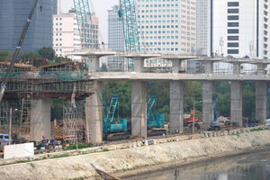 <p>Suasana pengerjaan jalur kereta ringan (LRT) Jakarta jurusan Cawang-Dukuh Atas di samping Waduk Setiabudi, Jakarta, Rabu, 22 Juli 2020. Hingga awal Juli 2020, pengerjaan proyek mencapai 72,51 persen atau bertambah 1 persen dari bulan sebelumnya. LRT Jabodebek nantinya akan terkoneksi dengan kawasan terpadu TOD yang menggabungkan transportasi MRT, Kereta Commuter Line, dan bus TransJakarta yang ditargerkan siap beroperasi secara komersial pada Juni 2022. Foto: Ismail Pohan/TrenAsia</p>