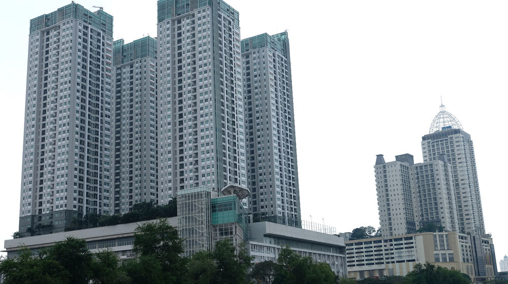 <p>Suasana bangunan apartemen di kawasan Jakarta Pusat, Jum’at, 17 Juli 2020. Konsultan properti JLL memproyeksikan permintaan properti khususnya apartemen akan mulai menguat kembali pada kuartal II/2020, salah satu faktor pendorongnya adalah pelonggaran Pembatasan Sosial Berskala Besar (PSBB). Foto: Ismail Pohan/TrenAsia</p>
