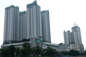 <p>Suasana bangunan apartemen di kawasan Jakarta Pusat, Jum’at, 17 Juli 2020. Konsultan properti JLL memproyeksikan permintaan properti khususnya apartemen akan mulai menguat kembali pada kuartal II/2020, salah satu faktor pendorongnya adalah pelonggaran Pembatasan Sosial Berskala Besar (PSBB). Foto: Ismail Pohan/TrenAsia</p>
