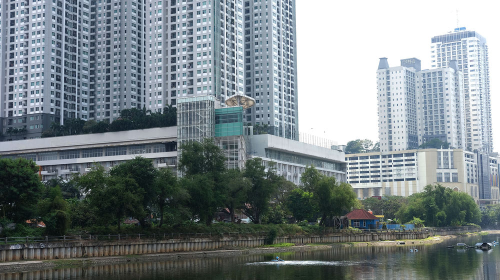 <p>Suasana bangunan apartemen di kawasan Jakarta Pusat, Jum’at, 17 Juli 2020. Konsultan properti JLL memproyeksikan permintaan properti khususnya apartemen akan mulai menguat kembali pada kuartal II/2020, salah satu faktor pendorongnya adalah pelonggaran Pembatasan Sosial Berskala Besar (PSBB). Foto: Ismail Pohan/TrenAsia</p>
