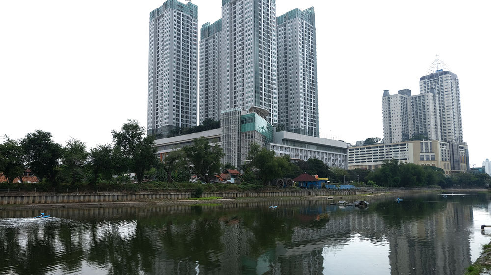 <p>Suasana bangunan apartemen di kawasan Jakarta Pusat, Jum’at, 17 Juli 2020. Konsultan properti JLL memproyeksikan permintaan properti khususnya apartemen akan mulai menguat kembali pada kuartal II/2020, salah satu faktor pendorongnya adalah pelonggaran Pembatasan Sosial Berskala Besar (PSBB). Foto: Ismail Pohan/TrenAsia</p>