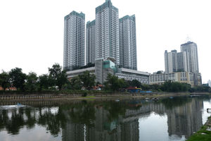 <p>Suasana bangunan apartemen di kawasan Jakarta Pusat, Jum’at, 17 Juli 2020. Konsultan properti JLL memproyeksikan permintaan properti khususnya apartemen akan mulai menguat kembali pada kuartal II/2020, salah satu faktor pendorongnya adalah pelonggaran Pembatasan Sosial Berskala Besar (PSBB). Foto: Ismail Pohan/TrenAsia</p>
