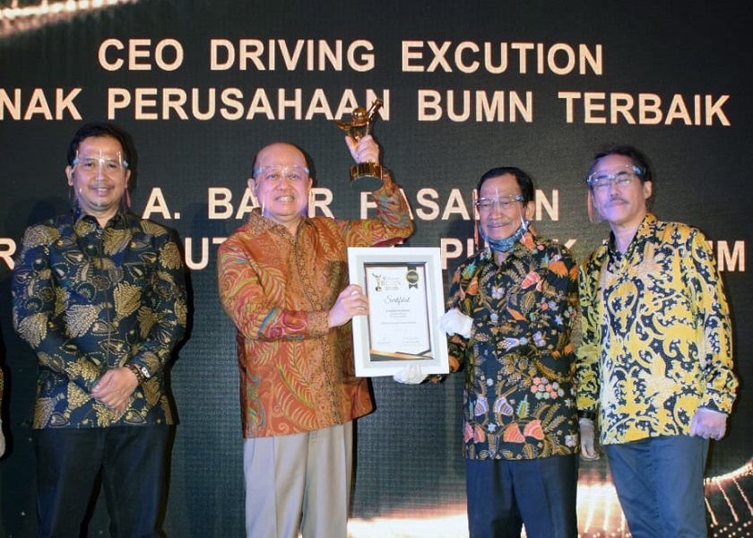 <p>CEO Pupuk Kaltim mendapatkan penghargaan sebagai best CEO dari BUMN Track. / Dok. Perseroan</p>
