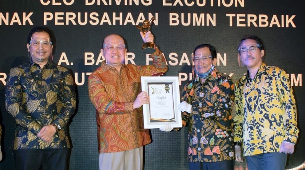 <p>CEO Pupuk Kaltim mendapatkan penghargaan sebagai best CEO dari BUMN Track. / Dok. Perseroan</p>
