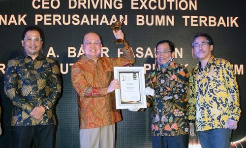 <p>CEO Pupuk Kaltim mendapatkan penghargaan sebagai best CEO dari BUMN Track. / Dok. Perseroan</p>
