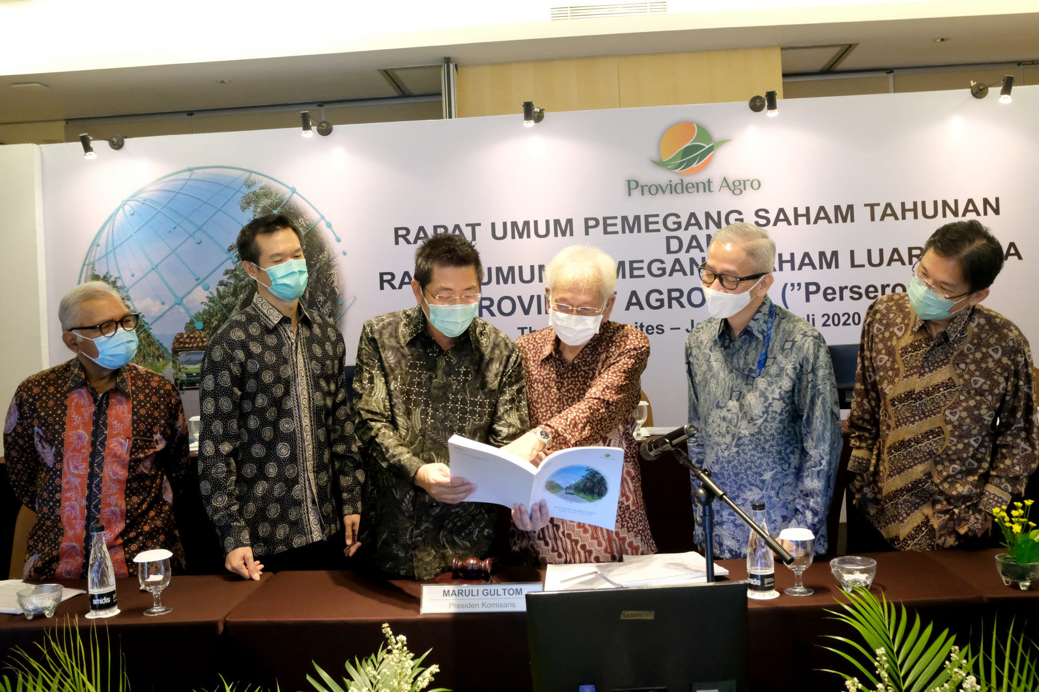 <p>Presiden Direktur PT Provident Agro Tbk (PALM) Tri Boewono (ketiga kiri) bersama Presiden Komisaris Maruli Gultom (ketiga kanan), Komisaris Independen Teuku Djohan Basyar, (kiri) Komisaris Independen Johnson Chan (kedua kiri), Direktur Budianto Purwahjo (kedua kanan), dan Direktur Devin Antonio Ridwan (kanan) berbincang di sela Rapat Umum Pemegang Saham Tahunan dan Luar Biasa (RUPST dan RUPSLB) di Jakarta, Kamis, 30 Juk8 2020. Sepanjang 2019 lalu, Provident fokus menerapkan kebijakan efisiensi biaya operasional serta mengoptimalkan produksi perkebunan. Berkat penerapan kebijakan tersebut, PALM berhasil mencatatkan kenaikan pendapatan 25% pada Semester I-2020 menjadi Rp 121,28 miliar dibandingkan periode yang sama sebelumnya sebesar Rp 97,12 miliar. Laba bersih PALM juga melonjak 142% menjadi Rp 17,05 miliar. Foto: Ismail Pohan/TrenAsia</p>
