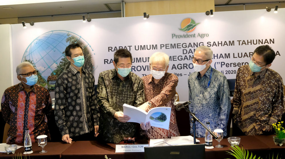 <p>Presiden Direktur PT Provident Agro Tbk (PALM) Tri Boewono (ketiga kiri) bersama Presiden Komisaris Maruli Gultom (ketiga kanan), Komisaris Independen Teuku Djohan Basyar, (kiri) Komisaris Independen Johnson Chan (kedua kiri), Direktur Budianto Purwahjo (kedua kanan), dan Direktur Devin Antonio Ridwan (kanan) berbincang di sela Rapat Umum Pemegang Saham Tahunan dan Luar Biasa (RUPST dan RUPSLB) di Jakarta, Kamis, 30 Juk8 2020. Sepanjang 2019 lalu, Provident fokus menerapkan kebijakan efisiensi biaya operasional serta mengoptimalkan produksi perkebunan. Berkat penerapan kebijakan tersebut, PALM berhasil mencatatkan kenaikan pendapatan 25% pada Semester I-2020 menjadi Rp 121,28 miliar dibandingkan periode yang sama sebelumnya sebesar Rp 97,12 miliar. Laba bersih PALM juga melonjak 142% menjadi Rp 17,05 miliar. Foto: Ismail Pohan/TrenAsia</p>