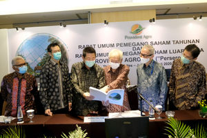 <p>Presiden Direktur PT Provident Agro Tbk (PALM) Tri Boewono (ketiga kiri) bersama Presiden Komisaris Maruli Gultom (ketiga kanan), Komisaris Independen Teuku Djohan Basyar, (kiri) Komisaris Independen Johnson Chan (kedua kiri), Direktur Budianto Purwahjo (kedua kanan), dan Direktur Devin Antonio Ridwan (kanan) berbincang di sela Rapat Umum Pemegang Saham Tahunan dan Luar Biasa (RUPST dan RUPSLB) di Jakarta, Kamis, 30 Juk8 2020. Sepanjang 2019 lalu, Provident fokus menerapkan kebijakan efisiensi biaya operasional serta mengoptimalkan produksi perkebunan. Berkat penerapan kebijakan tersebut, PALM berhasil mencatatkan kenaikan pendapatan 25% pada Semester I-2020 menjadi Rp 121,28 miliar dibandingkan periode yang sama sebelumnya sebesar Rp 97,12 miliar. Laba bersih PALM juga melonjak 142% menjadi Rp 17,05 miliar. Foto: Ismail Pohan/TrenAsia</p>
