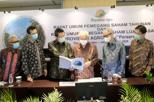 <p>Presiden Direktur PT Provident Agro Tbk (PALM) Tri Boewono (ketiga kiri) bersama Presiden Komisaris Maruli Gultom (ketiga kanan), Komisaris Independen Teuku Djohan Basyar, (kiri) Komisaris Independen Johnson Chan (kedua kiri), Direktur Budianto Purwahjo (kedua kanan), dan Direktur Devin Antonio Ridwan (kanan) berbincang di sela Rapat Umum Pemegang Saham Tahunan dan Luar Biasa (RUPST dan RUPSLB) di Jakarta, Kamis, 30 Juk8 2020. Sepanjang 2019 lalu, Provident fokus menerapkan kebijakan efisiensi biaya operasional serta mengoptimalkan produksi perkebunan. Berkat penerapan kebijakan tersebut, PALM berhasil mencatatkan kenaikan pendapatan 25% pada Semester I-2020 menjadi Rp 121,28 miliar dibandingkan periode yang sama sebelumnya sebesar Rp 97,12 miliar. Laba bersih PALM juga melonjak 142% menjadi Rp 17,05 miliar. Foto: Ismail Pohan/TrenAsia</p>
