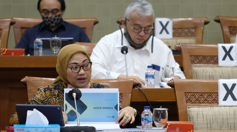 <p>Menteri Ketenagakerjaan (Menaker) Ida Fauziyah menyampaikan paparan pada rapat kerja dengan Komisi IX DPR di Kompleks Parlemen, Senayan, Jakarta, Rabu, 8 Juli 2020. Foto: Ismail Pohan/TrenAsia</p>
