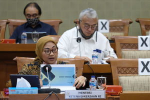 <p>Menteri Ketenagakerjaan (Menaker) Ida Fauziyah menyampaikan paparan pada rapat kerja dengan Komisi IX DPR di Kompleks Parlemen, Senayan, Jakarta, Rabu, 8 Juli 2020. Foto: Ismail Pohan/TrenAsia</p>