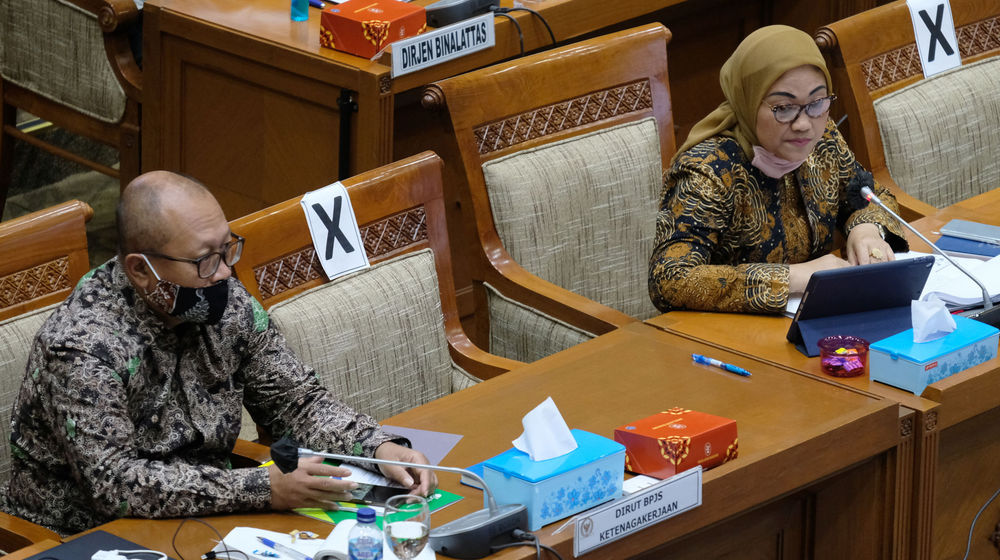 <p>Menteri Ketenagakerjaan (Menaker) Ida Fauziyah (kanan) dan Direktur Utama BPJS Ketenagakerjaan (BPJAMSOSTEK) Agus Susanto (kiri) pada rapat kerja dengan Komisi IX DPR di Kompleks Parlemen, Senayan, Jakarta, Rabu, 8 Juli 2020. Rapat tersebut membahas Perlindungan pemerintah terhadap ketahanan struktur ketenagakerjaan pada Pandemi Covid-19, Langkah Strategis Pemerintah dalam penciptaan lapangan pekerjaan pada Tahun 2021 pada Proyek Strategis Nasional (PSN) dan Usaha Mikro Kecil Menengah (UMKM), dan Penjelasan mengenai grand design Program Tapera (Tabungan Perumahan Rakyat) berdasarkan PP No.25 Tahun 2020 tentang Penyelenggaraan Tabungan Perumahan Rakyat dengan Program Fasilitas Manfaat Layanan Tambahan (MLT) bagi pekerja sebagaimana diatur dalam PP No.46 Tahun 2015 tentang Penyelenggaraan Program Jaminan Hari Tua (JHT). Foto: Ismail Pohan/TrenAsia</p>
