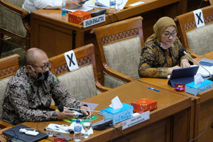 <p>Menteri Ketenagakerjaan (Menaker) Ida Fauziyah (kanan) dan Direktur Utama BPJS Ketenagakerjaan (BPJAMSOSTEK) Agus Susanto (kiri) pada rapat kerja dengan Komisi IX DPR di Kompleks Parlemen, Senayan, Jakarta, Rabu, 8 Juli 2020. Rapat tersebut membahas Perlindungan pemerintah terhadap ketahanan struktur ketenagakerjaan pada Pandemi Covid-19, Langkah Strategis Pemerintah dalam penciptaan lapangan pekerjaan pada Tahun 2021 pada Proyek Strategis Nasional (PSN) dan Usaha Mikro Kecil Menengah (UMKM), dan Penjelasan mengenai grand design Program Tapera (Tabungan Perumahan Rakyat) berdasarkan PP No.25 Tahun 2020 tentang Penyelenggaraan Tabungan Perumahan Rakyat dengan Program Fasilitas Manfaat Layanan Tambahan (MLT) bagi pekerja sebagaimana diatur dalam PP No.46 Tahun 2015 tentang Penyelenggaraan Program Jaminan Hari Tua (JHT). Foto: Ismail Pohan/TrenAsia</p>