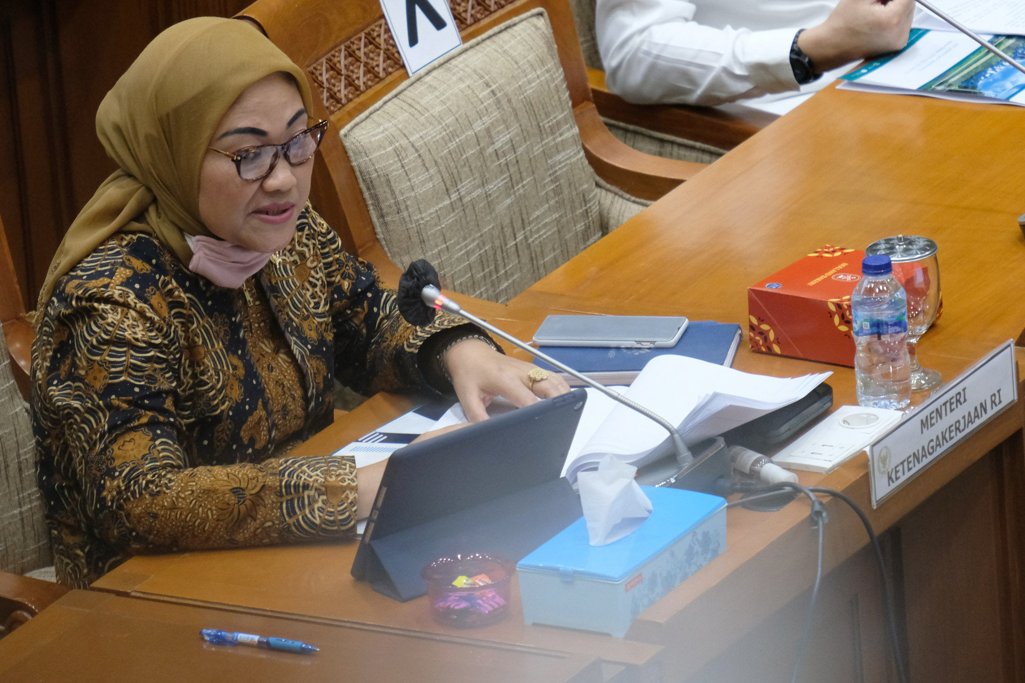 <p>Menteri Ketenagakerjaan (Menaker) Ida Fauziyah memyampaikan  paparannya pada rapat kerja dengan Komisi IX DPR di Kompleks Parlemen, Senayan, Jakarta, Rabu, 8 Juli 2020. Rapat tersebut membahas Perlindungan pemerintah terhadap ketahanan struktur ketenagakerjaan pada Pandemi Covid-19, Langkah Strategis Pemerintah dalam penciptaan lapangan pekerjaan pada Tahun 2021 pada Proyek Strategis Nasional (PSN) dan Usaha Mikro Kecil Menengah (UMKM), dan Penjelasan mengenai grand design Program Tapera (Tabungan Perumahan Rakyat) berdasarkan PP No.25 Tahun 2020 tentang Penyelenggaraan Tabungan Perumahan Rakyat dengan Program Fasilitas Manfaat Layanan Tambahan (MLT) bagi pekerja sebagaimana diatur dalam PP No.46 Tahun 2015 tentang Penyelenggaraan Program Jaminan Hari Tua (JHT). Foto: Ismail Pohan/TrenAsia</p>
