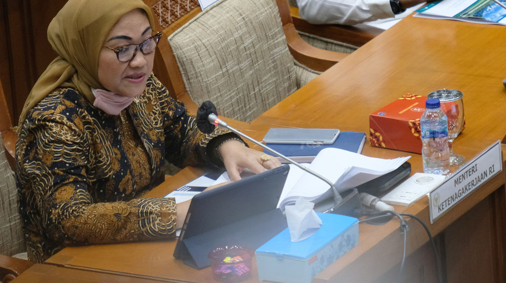 <p>Menteri Ketenagakerjaan (Menaker) Ida Fauziyah memyampaikan paparannya pada rapat kerja dengan Komisi IX DPR di Kompleks Parlemen, Senayan, Jakarta, Rabu, 8 Juli 2020. Rapat tersebut membahas Perlindungan pemerintah terhadap ketahanan struktur ketenagakerjaan pada Pandemi Covid-19, Langkah Strategis Pemerintah dalam penciptaan lapangan pekerjaan pada Tahun 2021 pada Proyek Strategis Nasional (PSN) dan Usaha Mikro Kecil Menengah (UMKM), dan Penjelasan mengenai grand design Program Tapera (Tabungan Perumahan Rakyat) berdasarkan PP No.25 Tahun 2020 tentang Penyelenggaraan Tabungan Perumahan Rakyat dengan Program Fasilitas Manfaat Layanan Tambahan (MLT) bagi pekerja sebagaimana diatur dalam PP No.46 Tahun 2015 tentang Penyelenggaraan Program Jaminan Hari Tua (JHT). Foto: Ismail Pohan/TrenAsia</p>