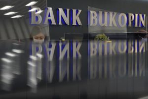 <p>Tampak karyawan sedang melayani nasabah di Kantor Pusat Bank Bukopin di Jalan MT Haryono, Pancoran, Jakarta, Jumat, 3 Juni 2020. Pemegang saham terbesar kedua PT Bank Bukopin Tbk. , KB Kookmin Bank berencana menjadi pemegang saham mayoritas dengan membidik 67% saham perseroan. Untuk bisa mengenggam 67 persen saham, Kookmin Bank akan meningkatkan porsi dari 22 persen ke 26 persen dalam Penawaran Umum Terbatas (PUT) V Bank Bukopin tahun ini. Foto: Ismail Pohan/TrenAsia</p>
