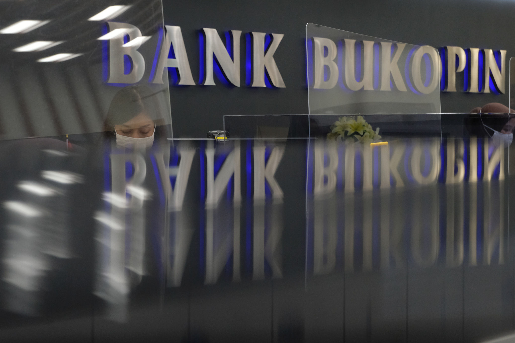 <p>Tampak karyawan sedang melayani nasabah di Kantor Pusat Bank Bukopin di Jalan MT Haryono, Pancoran, Jakarta, Jumat, 3 Juni 2020. Pemegang saham terbesar kedua PT Bank Bukopin Tbk. , KB Kookmin Bank berencana menjadi pemegang saham mayoritas dengan membidik 51% saham perseroan. Untuk bisa mengenggam 51 persen saham, Kookmin Bank akan meningkatkan porsi dari 22 persen ke 26 persen dalam Penawaran Umum Terbatas (PUT) V Bank Bukopin tahun ini. Foto: Ismail Pohan/TrenAsia</p>
