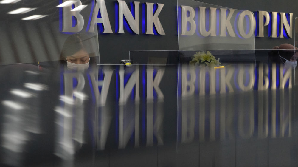 <p>Tampak karyawan sedang melayani nasabah di Kantor Pusat Bank Bukopin di Jalan MT Haryono, Pancoran, Jakarta, Jumat, 3 Juni 2020. Pemegang saham terbesar kedua PT Bank Bukopin Tbk. , KB Kookmin Bank berencana menjadi pemegang saham mayoritas dengan membidik 51% saham perseroan. Untuk bisa mengenggam 51 persen saham, Kookmin Bank akan meningkatkan porsi dari 22 persen ke 26 persen dalam Penawaran Umum Terbatas (PUT) V Bank Bukopin tahun ini. Foto: Ismail Pohan/TrenAsia</p>
