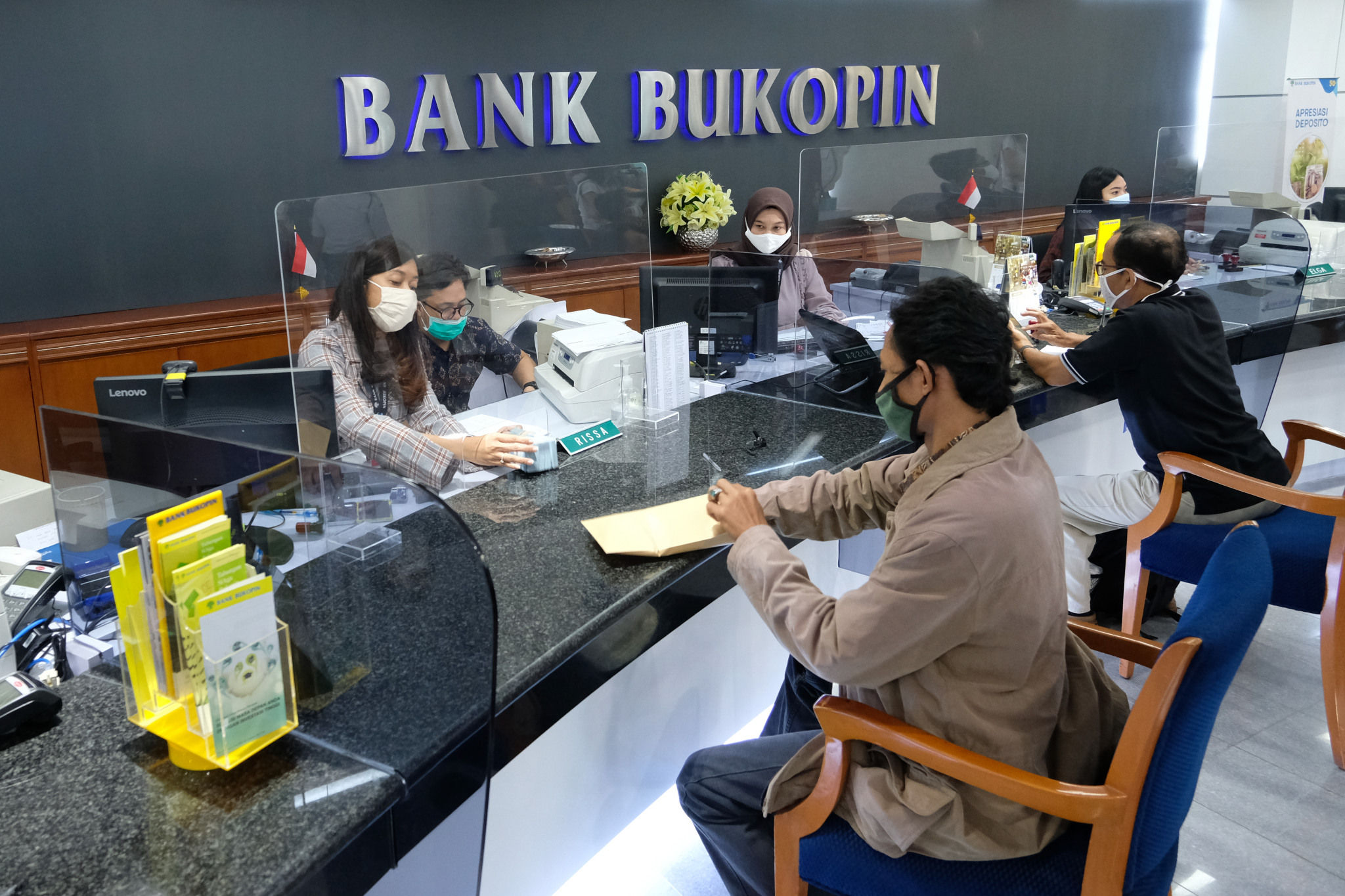 <p>Suasana pelayanan nasabah di Kantor Pusat Bank Bukopin di Jalan MT Haryono, Pancoran, Jakarta, Jumat, 3 Juni 2020. Pemegang saham terbesar kedua PT Bank Bukopin Tbk. , KB Kookmin Bank berencana menjadi pemegang saham mayoritas dengan membidik 51% saham perseroan. Untuk bisa mengenggam 51 persen saham, Kookmin Bank akan meningkatkan porsi dari 22 persen ke 26 persen dalam Penawaran Umum Terbatas (PUT) V Bank Bukopin tahun ini. Foto: Ismail Pohan/TrenAsia</p>
