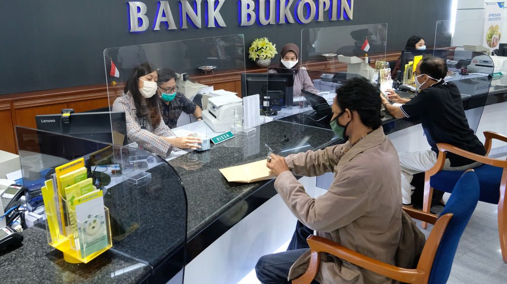 <p>Suasana pelayanan nasabah di Kantor Pusat Bank Bukopin di Jalan MT Haryono, Pancoran, Jakarta, Jumat, 3 Juni 2020. Pemegang saham terbesar kedua PT Bank Bukopin Tbk. , KB Kookmin Bank berencana menjadi pemegang saham mayoritas dengan membidik 51% saham perseroan. Untuk bisa mengenggam 51 persen saham, Kookmin Bank akan meningkatkan porsi dari 22 persen ke 26 persen dalam Penawaran Umum Terbatas (PUT) V Bank Bukopin tahun ini. Foto: Ismail Pohan/TrenAsia</p>