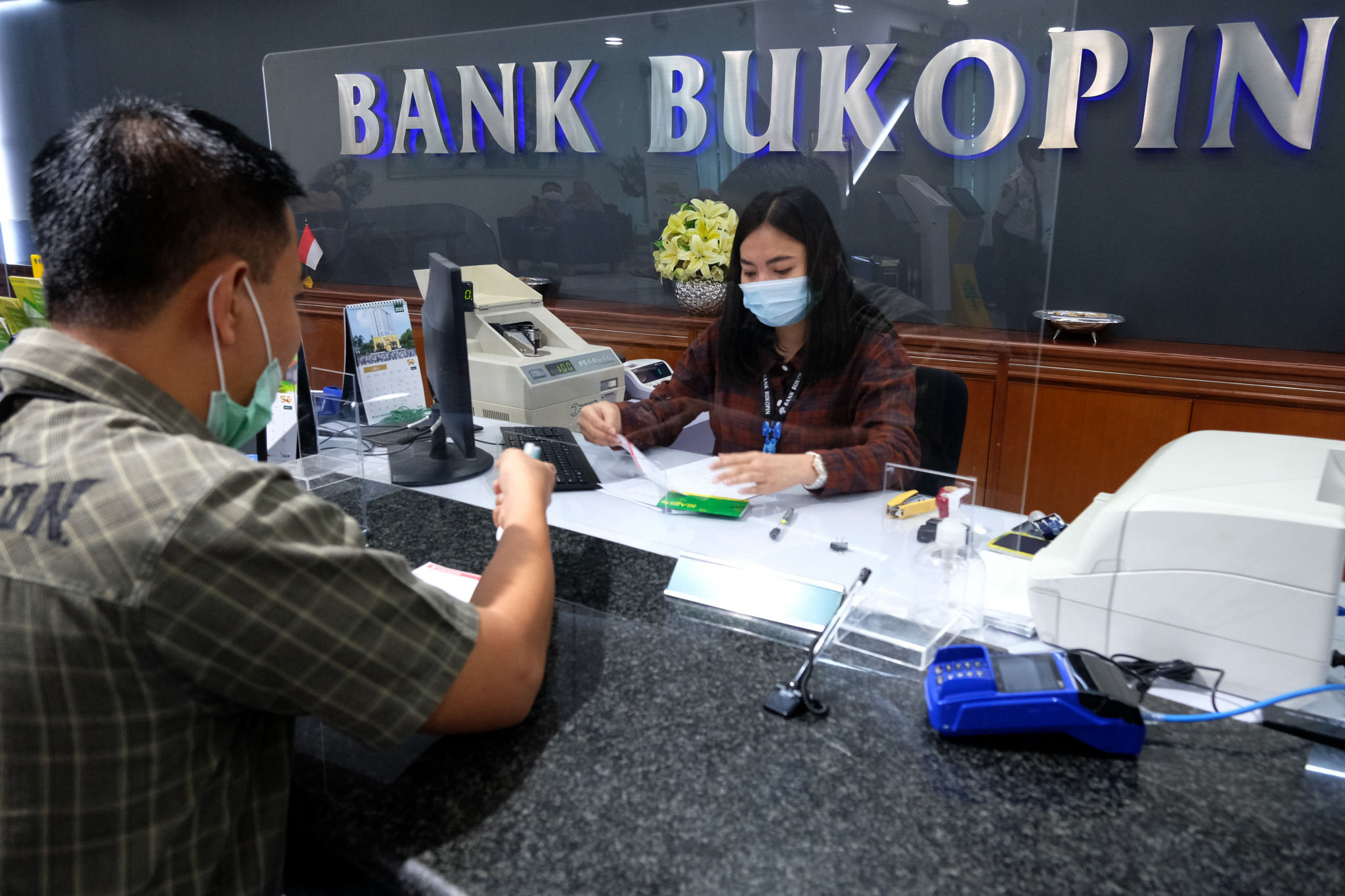 <p>Suasana pelayanan nasabah di Kantor Pusat Bank Bukopin di Jalan MT Haryono, Pancoran, Jakarta, Jumat, 3 Juni 2020. Pemegang saham terbesar kedua PT Bank Bukopin Tbk. , KB Kookmin Bank berencana menjadi pemegang saham mayoritas dengan membidik 51% saham perseroan. Untuk bisa mengenggam 51 persen saham, Kookmin Bank akan meningkatkan porsi dari 22 persen ke 26 persen dalam Penawaran Umum Terbatas (PUT) V Bank Bukopin tahun ini. Foto: Ismail Pohan/TrenAsia</p>
