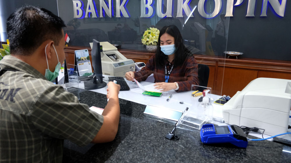 <p>Suasana pelayanan nasabah di Kantor Pusat Bank Bukopin di Jalan MT Haryono, Pancoran, Jakarta, Jumat, 3 Juni 2020. Pemegang saham terbesar kedua PT Bank Bukopin Tbk. , KB Kookmin Bank berencana menjadi pemegang saham mayoritas dengan membidik 51% saham perseroan. Untuk bisa mengenggam 51 persen saham, Kookmin Bank akan meningkatkan porsi dari 22 persen ke 26 persen dalam Penawaran Umum Terbatas (PUT) V Bank Bukopin tahun ini. Foto: Ismail Pohan/TrenAsia</p>
