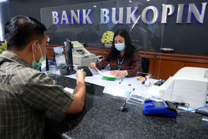 <p>Suasana pelayanan nasabah di Kantor Pusat Bank Bukopin di Jalan MT Haryono, Pancoran, Jakarta, Jumat, 3 Juni 2020. Pemegang saham terbesar kedua PT Bank Bukopin Tbk. , KB Kookmin Bank berencana menjadi pemegang saham mayoritas dengan membidik 51% saham perseroan. Untuk bisa mengenggam 51 persen saham, Kookmin Bank akan meningkatkan porsi dari 22 persen ke 26 persen dalam Penawaran Umum Terbatas (PUT) V Bank Bukopin tahun ini. Foto: Ismail Pohan/TrenAsia</p>
