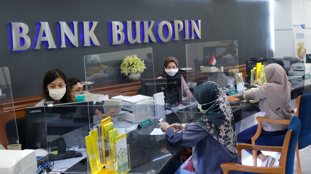 <p>Suasana pelayanan nasabah di Kantor Pusat Bank Bukopin di Jalan MT Haryono, Pancoran, Jakarta, Jumat, 3 Juni 2020. Pemegang saham terbesar kedua PT Bank Bukopin Tbk. , KB Kookmin Bank berencana menjadi pemegang saham mayoritas dengan membidik 51% saham perseroan. Untuk bisa mengenggam 51 persen saham, Kookmin Bank akan meningkatkan porsi dari 22 persen ke 26 persen dalam Penawaran Umum Terbatas (PUT) V Bank Bukopin tahun ini. Foto: Ismail Pohan/TrenAsia</p>
