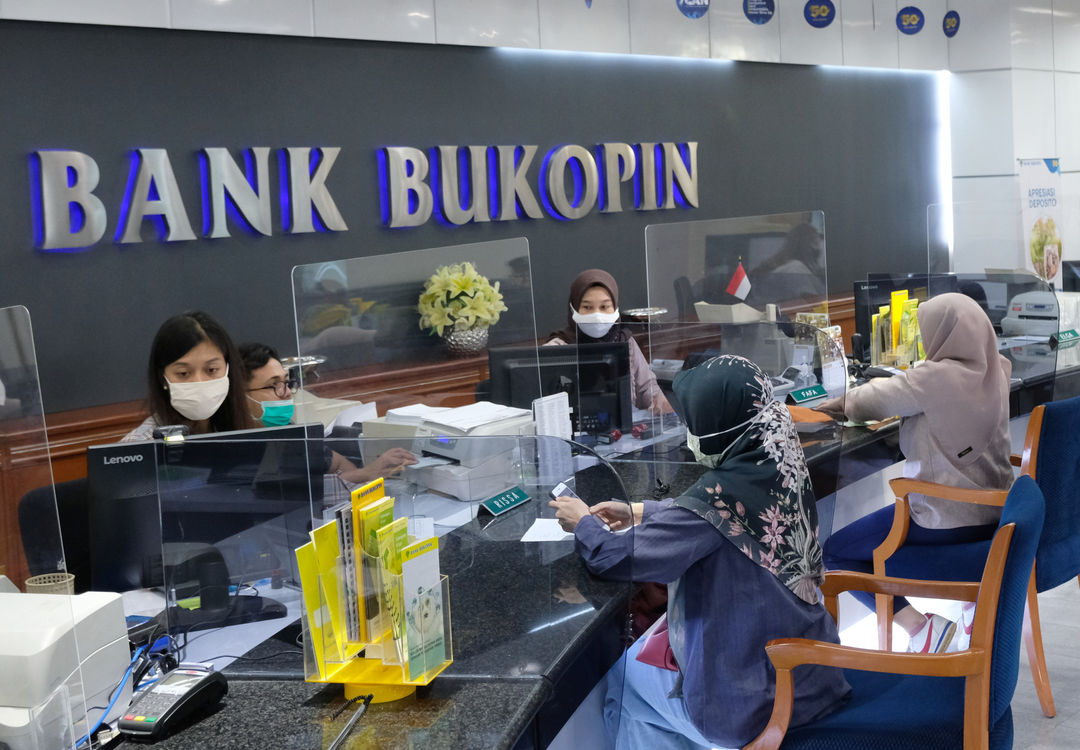 <p>Suasana pelayanan nasabah di Kantor Pusat Bank Bukopin di Jalan MT Haryono, Pancoran, Jakarta, Jumat, 3 Juni 2020. Pemegang saham terbesar kedua PT Bank Bukopin Tbk. , KB Kookmin Bank berencana menjadi pemegang saham mayoritas dengan membidik 51% saham perseroan. Untuk bisa mengenggam 51 persen saham, Kookmin Bank akan meningkatkan porsi dari 22 persen ke 26 persen dalam Penawaran Umum Terbatas (PUT) V Bank Bukopin tahun ini. Foto: Ismail Pohan/TrenAsia</p>
