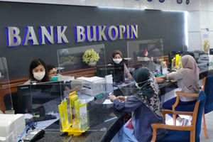<p>Suasana pelayanan nasabah di Kantor Pusat Bank Bukopin di Jalan MT Haryono, Pancoran, Jakarta, Jumat, 3 Juni 2020. Pemegang saham terbesar kedua PT Bank Bukopin Tbk. , KB Kookmin Bank berencana menjadi pemegang saham mayoritas dengan membidik 51% saham perseroan. Untuk bisa mengenggam 51 persen saham, Kookmin Bank akan meningkatkan porsi dari 22 persen ke 26 persen dalam Penawaran Umum Terbatas (PUT) V Bank Bukopin tahun ini. Foto: Ismail Pohan/TrenAsia</p>
