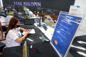 <p>Suasana pelayanan nasabah di Kantor Pusat Bank Bukopin di Jalan MT Haryono, Pancoran, Jakarta, Jumat, 3 Juni 2020 Foto: Ismail Pohan/TrenAsia</p>
