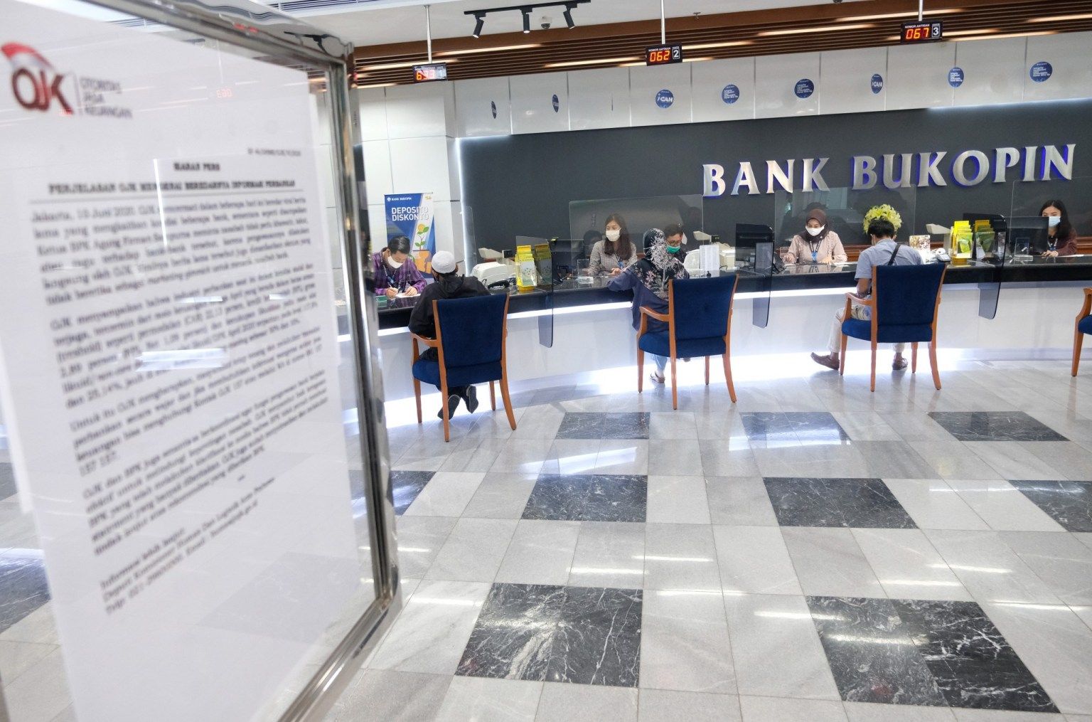 <p>Suasana pelayanan nasabah di Kantor Pusat Bank Bukopin di Jalan MT Haryono, Pancoran, Jakarta, 3 Juni 2020. Foto: Ismail Pohan/TrenAsia</p>
