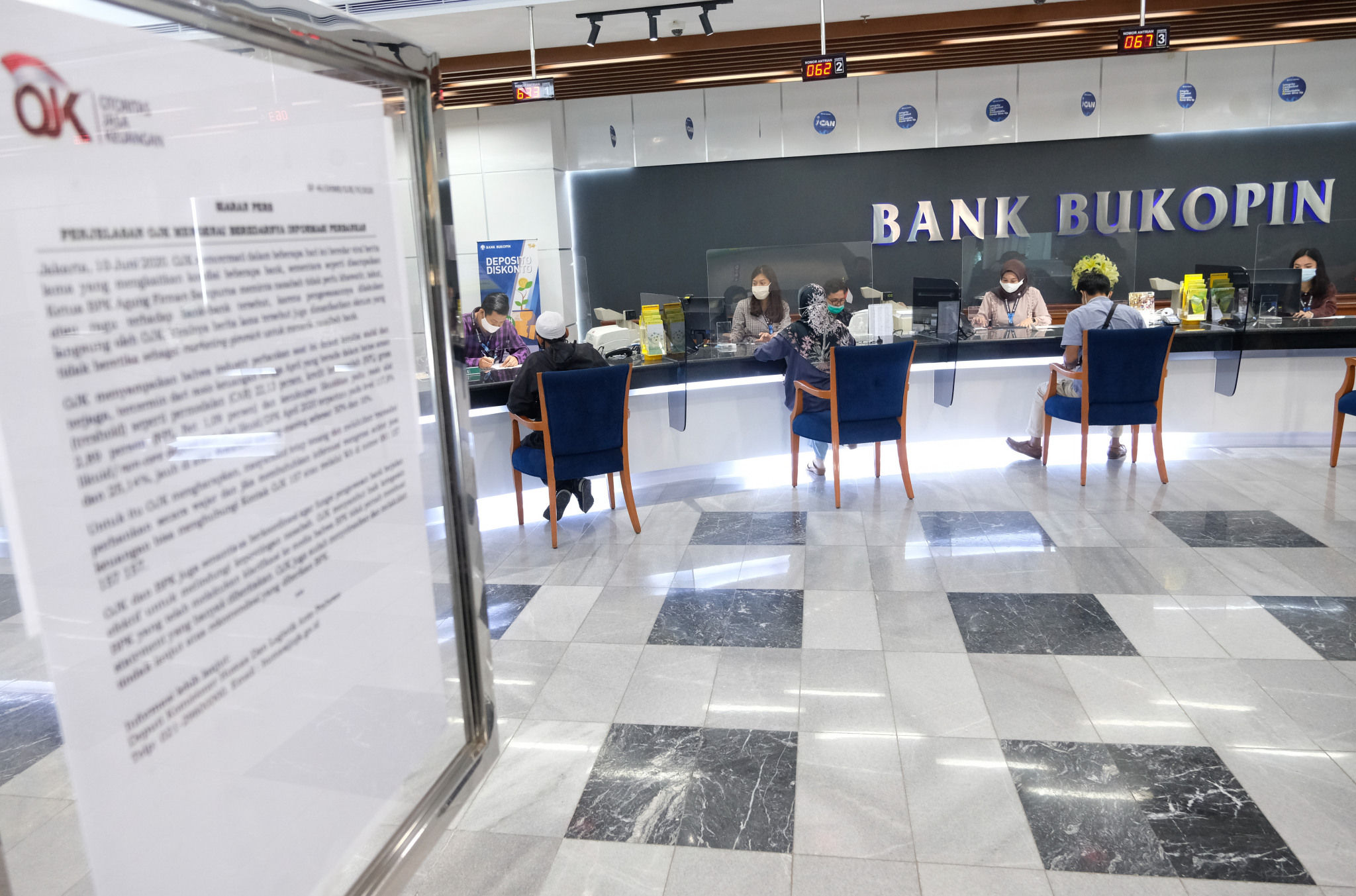 <p>Suasana pelayanan nasabah di Kantor Pusat Bank Bukopin di Jalan MT Haryono, Pancoran, Jakarta, Jumat, 3 Juni 2020. Pemegang saham terbesar kedua PT Bank Bukopin Tbk. , KB Kookmin Bank berencana menjadi pemegang saham mayoritas dengan membidik 51% saham perseroan. Untuk bisa mengenggam 51 persen saham, Kookmin Bank akan meningkatkan porsi dari 22 persen ke 26 persen dalam Penawaran Umum Terbatas (PUT) V Bank Bukopin tahun ini. Foto: Ismail Pohan/TrenAsia</p>
