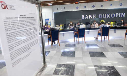 <p>Suasana pelayanan nasabah di Kantor Pusat Bank Bukopin di Jalan MT Haryono, Pancoran, Jakarta, Jumat, 3 Juni 2020. Pemegang saham terbesar kedua PT Bank Bukopin Tbk. , KB Kookmin Bank berencana menjadi pemegang saham mayoritas dengan membidik 51% saham perseroan. Untuk bisa mengenggam 51 persen saham, Kookmin Bank akan meningkatkan porsi dari 22 persen ke 26 persen dalam Penawaran Umum Terbatas (PUT) V Bank Bukopin tahun ini. Foto: Ismail Pohan/TrenAsia</p>
