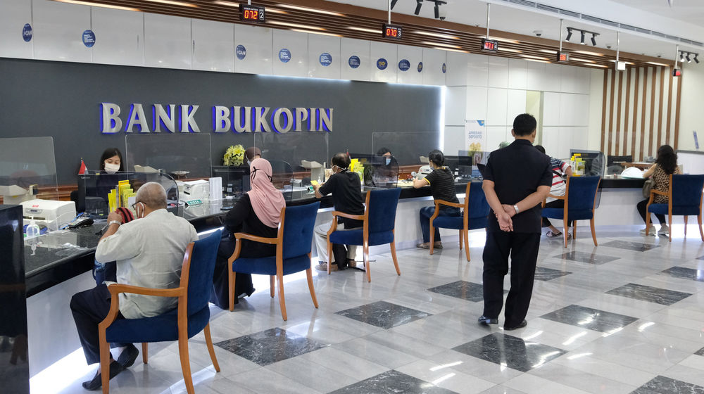 <p>Suasana pelayanan nasabah di Kantor Pusat Bank Bukopin di Jalan MT Haryono, Pancoran, Jakarta, Jumat, 3 Juni 2020. Pemegang saham terbesar kedua PT Bank Bukopin Tbk. , KB Kookmin Bank berencana menjadi pemegang saham mayoritas dengan membidik 51% saham perseroan. Untuk bisa mengenggam 51 persen saham, Kookmin Bank akan meningkatkan porsi dari 22 persen ke 26 persen dalam Penawaran Umum Terbatas (PUT) V Bank Bukopin tahun ini. Foto: Ismail Pohan/TrenAsia</p>
