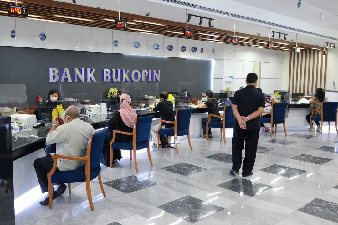 <p>Suasana pelayanan nasabah di Kantor Pusat Bank Bukopin di Jalan MT Haryono, Pancoran, Jakarta, Jumat, 3 Juni 2020. Pemegang saham terbesar kedua PT Bank Bukopin Tbk. , KB Kookmin Bank berencana menjadi pemegang saham mayoritas dengan membidik 51% saham perseroan. Untuk bisa mengenggam 51 persen saham, Kookmin Bank akan meningkatkan porsi dari 22 persen ke 26 persen dalam Penawaran Umum Terbatas (PUT) V Bank Bukopin tahun ini. Foto: Ismail Pohan/TrenAsia</p>
