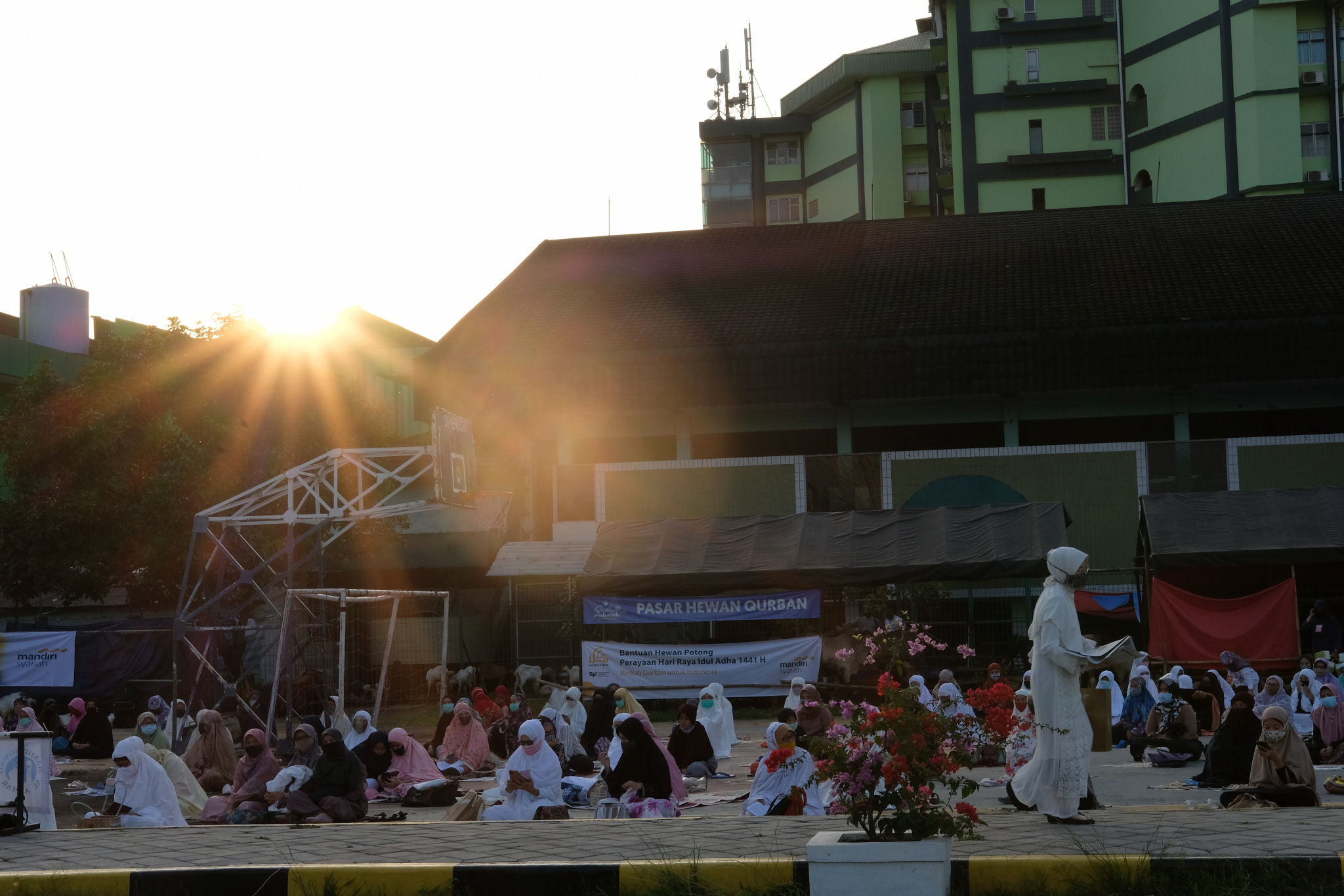 <p>Umat Muslim bersiap melaksanan salat Idul Adha 1441 H, di lapangan Masjid Al-Azhar, Jakarta, Jum&#8217;at , 31 Juli 2020. Pelaksanaan salat Id berjamaah di masa kenormalan baru ini dengan menerapkan protokol kesehatan, seperti menggunakan masker dan menjaga jarak. Foto : Ismail Pohan/TrenAsia</p>
