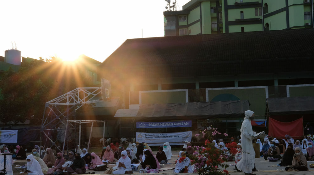 <p>Umat Muslim bersiap melaksanan salat Idul Adha 1441 H, di lapangan Masjid Al-Azhar, Jakarta, Jum’at , 31 Juli 2020. Pelaksanaan salat Id berjamaah di masa kenormalan baru ini dengan menerapkan protokol kesehatan, seperti menggunakan masker dan menjaga jarak. Foto : Ismail Pohan/TrenAsia</p>
