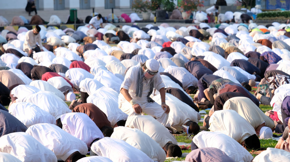 <p>Umat Muslim melaksanan salat Idul Adha 1441 H, di lapangan Masjid Al-Azhar, Jakarta, Jum’at , 31 Juli 2020. Pelaksanaan salat Id berjamaah di masa kenormalan baru ini dengan menerapkan protokol kesehatan, seperti menggunakan masker dan menjaga jarak. Foto : Ismail Pohan/TrenAsia</p>
