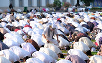 <p>Umat Muslim melaksanan salat Idul Adha 1441 H, di lapangan Masjid Al-Azhar, Jakarta, Jum&#8217;at , 31 Juli 2020. Pelaksanaan salat Id berjamaah di masa kenormalan baru ini dengan menerapkan protokol kesehatan, seperti menggunakan masker dan menjaga jarak. Foto : Ismail Pohan/TrenAsia</p>
