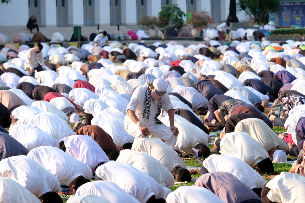 Umat Muslim melaksanan salat Idul Adha 1441 H, di lapangan Masjid Al-Azhar, Jakarta, Jum&#8217;at , 31 Juli 2020. Pelaksanaan salat Id berjamaah di masa kenormalan baru ini dengan menerapkan protokol kesehatan, seperti menggunakan masker dan menjaga jarak. 