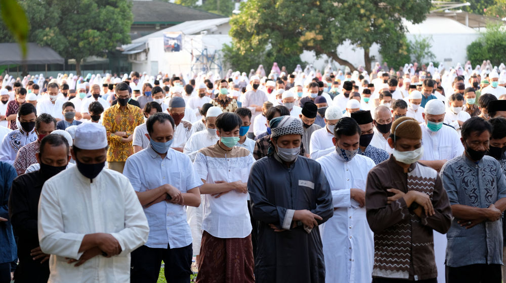 <p>Umat Muslim melaksanan salat Idul Adha 1441 H, di lapangan Masjid Al-Azhar, Jakarta, Jum’at , 31 Juli 2020. Pelaksanaan salat Id berjamaah di masa kenormalan baru ini dengan menerapkan protokol kesehatan, seperti menggunakan masker dan menjaga jarak. Foto : Ismail Pohan/TrenAsia</p>
