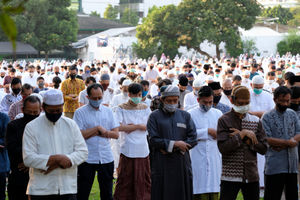 <p>Umat Muslim melaksanan salat Idul Adha 1441 H, di lapangan Masjid Al-Azhar, Jakarta, Jum’at , 31 Juli 2020. Pelaksanaan salat Id berjamaah di masa kenormalan baru ini dengan menerapkan protokol kesehatan, seperti menggunakan masker dan menjaga jarak. Foto : Ismail Pohan/TrenAsia</p>
