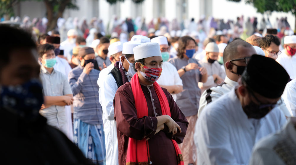 <p>Umat Muslim melaksanan salat Idul Adha 1441 H, di lapangan Masjid Al-Azhar, Jakarta, Jum’at , 31 Juli 2020. Pelaksanaan salat Id berjamaah di masa kenormalan baru ini dengan menerapkan protokol kesehatan, seperti menggunakan masker dan menjaga jarak. Foto : Ismail Pohan/TrenAsia</p>
