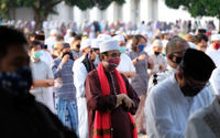 <p>Umat Muslim melaksanan salat Idul Adha 1441 H, di lapangan Masjid Al-Azhar, Jakarta, Jum&#8217;at , 31 Juli 2020. Pelaksanaan salat Id berjamaah di masa kenormalan baru ini dengan menerapkan protokol kesehatan, seperti menggunakan masker dan menjaga jarak. Foto : Ismail Pohan/TrenAsia</p>
