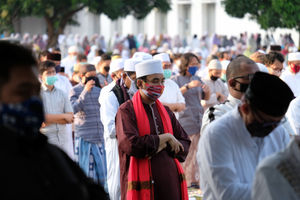 <p>Umat Muslim melaksanan salat Idul Adha 1441 H, di lapangan Masjid Al-Azhar, Jakarta, Jum’at , 31 Juli 2020. Pelaksanaan salat Id berjamaah di masa kenormalan baru ini dengan menerapkan protokol kesehatan, seperti menggunakan masker dan menjaga jarak. Foto : Ismail Pohan/TrenAsia</p>
